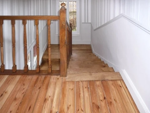Intérieur d'escalier en bois avec palier d'étage